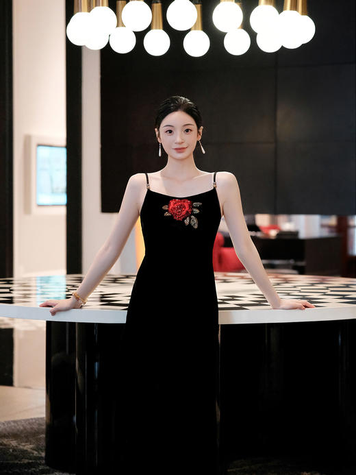 盛唐婧| 重磅真丝绒玫瑰花珠绣修身吊带裙 商品图5