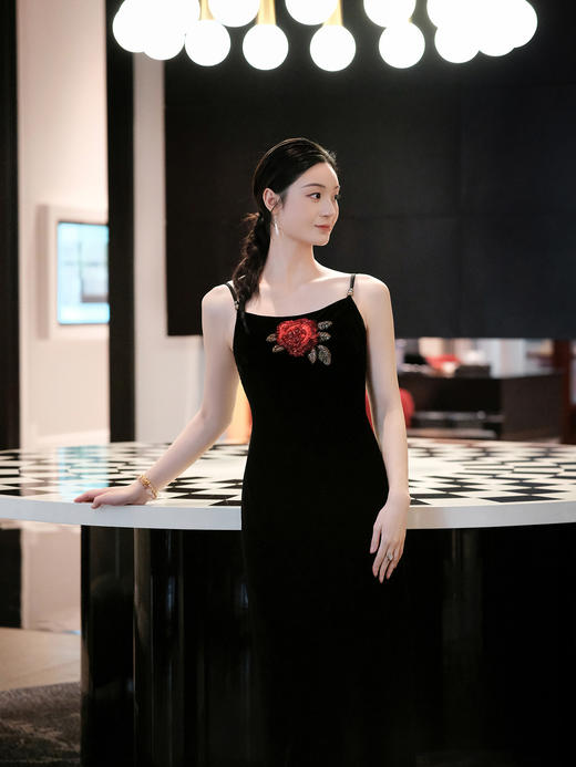 盛唐婧| 重磅真丝绒玫瑰花珠绣修身吊带裙 商品图3