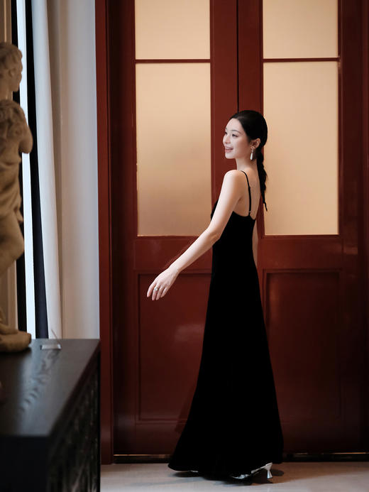 盛唐婧| 重磅真丝绒玫瑰花珠绣修身吊带裙 商品图9