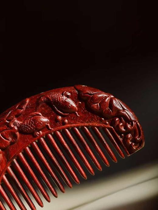 紫檀精雕连年有余木梳 商品图5