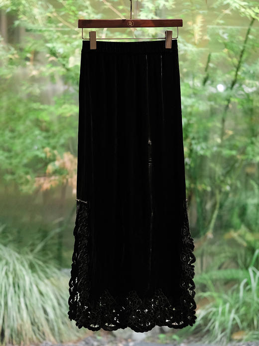 盛唐婧| 重磅真丝绒镂空绣花开叉半裙 商品图0