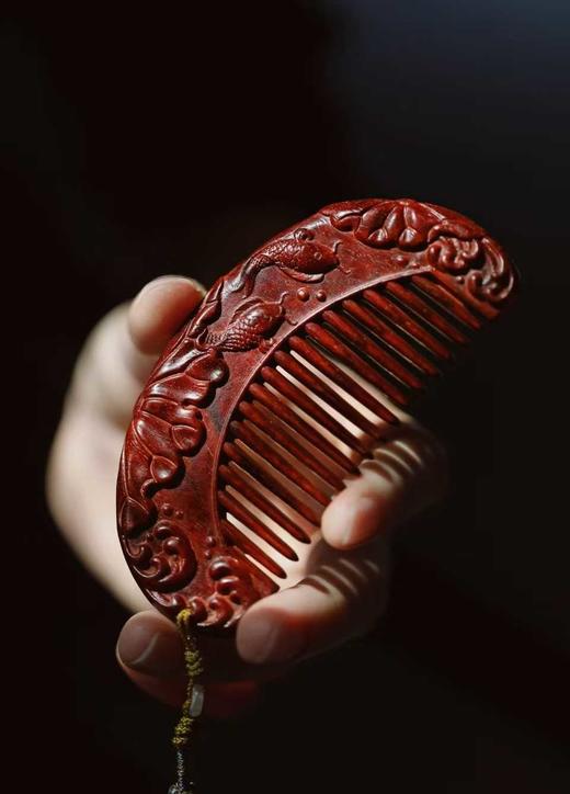 紫檀精雕连年有余木梳 商品图1