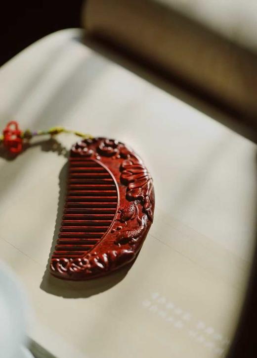 紫檀精雕连年有余木梳 商品图4