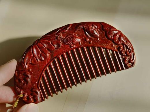 紫檀精雕连年有余木梳 商品图2