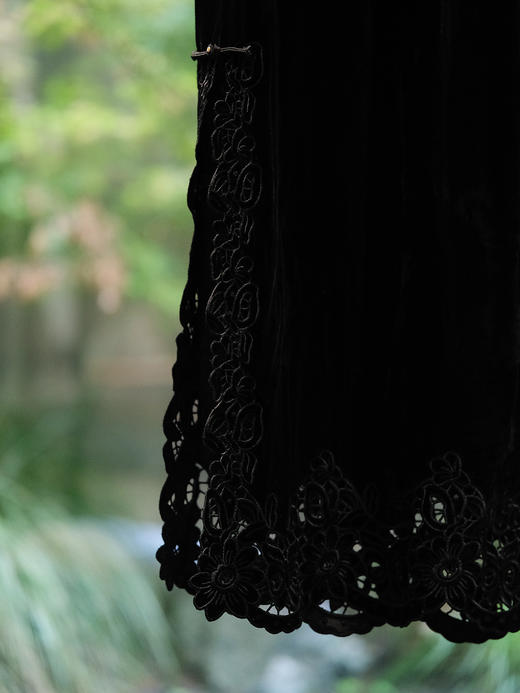 盛唐婧| 重磅真丝绒镂空绣花开叉半裙 商品图1