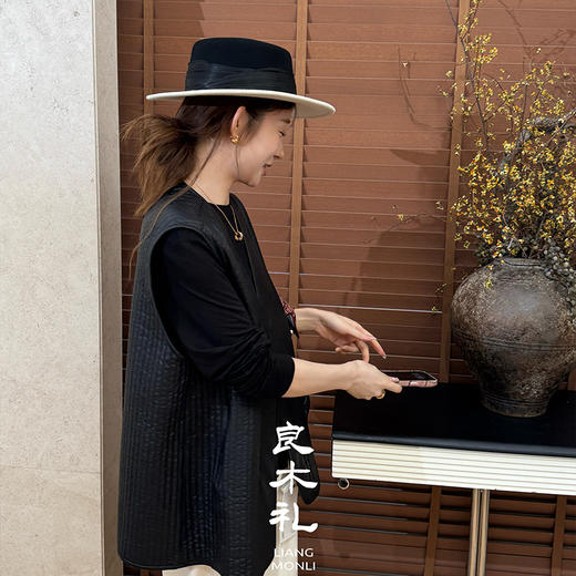 【预售7天】小三角天丝上衣（Q2584901） 商品图1