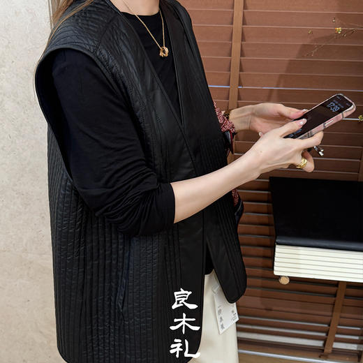 【预售7天】小三角天丝上衣（Q2584901） 商品图2