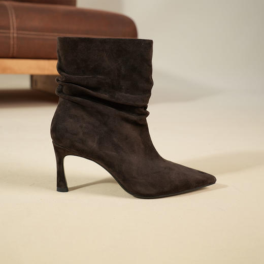 Westory2025年冬季羊京宽筒褶皱堆堆靴尖头高跟一脚蹬中长靴W25DS85361 商品图4