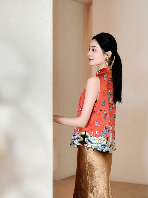 盛唐牡丹大师系列 | 宫廷红真丝手绣铆钉戎装坎肩 (盛唐牡丹与非遗传承人王小潇联名系列) 商品图7