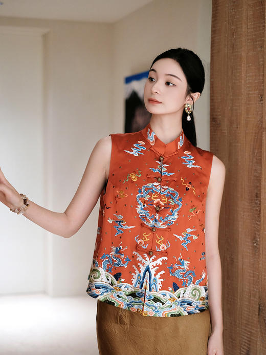 盛唐牡丹大师系列 | 宫廷红真丝手绣铆钉戎装坎肩 (盛唐牡丹与非遗传承人王小潇联名系列) 商品图1