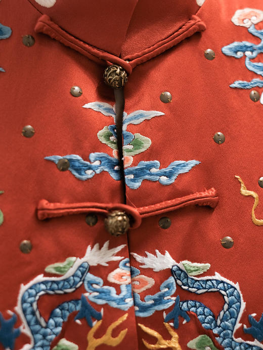 盛唐牡丹大师系列 | 宫廷红真丝手绣铆钉戎装坎肩 (盛唐牡丹与非遗传承人王小潇联名系列) 商品图5