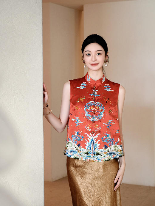 盛唐牡丹大师系列 | 宫廷红真丝手绣铆钉戎装坎肩 (盛唐牡丹与非遗传承人王小潇联名系列) 商品图0