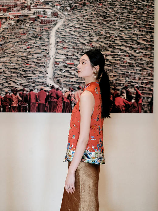 盛唐牡丹大师系列 | 宫廷红真丝手绣铆钉戎装坎肩 (盛唐牡丹与非遗传承人王小潇联名系列) 商品图8