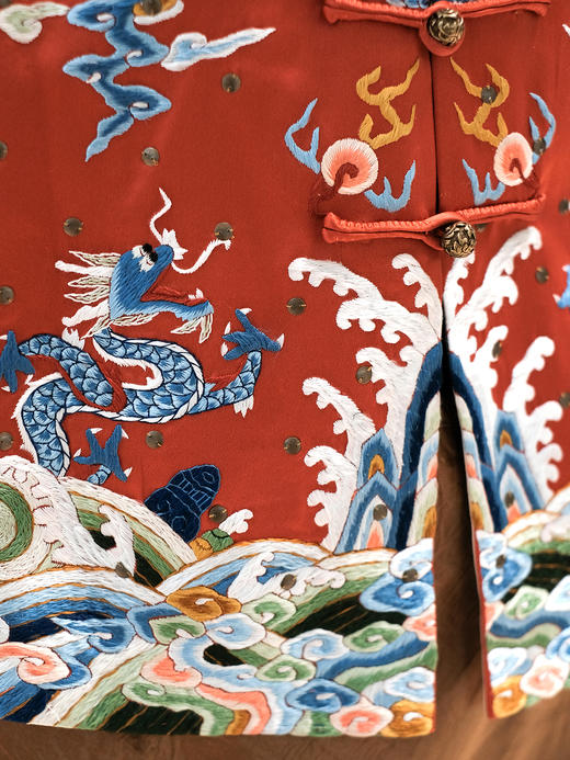 盛唐牡丹大师系列 | 宫廷红真丝手绣铆钉戎装坎肩 (盛唐牡丹与非遗传承人王小潇联名系列) 商品图4