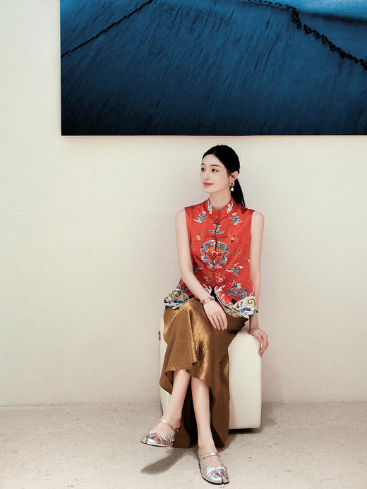 盛唐牡丹大师系列 | 宫廷红真丝手绣铆钉戎装坎肩 (盛唐牡丹与非遗传承人王小潇联名系列) 商品图9