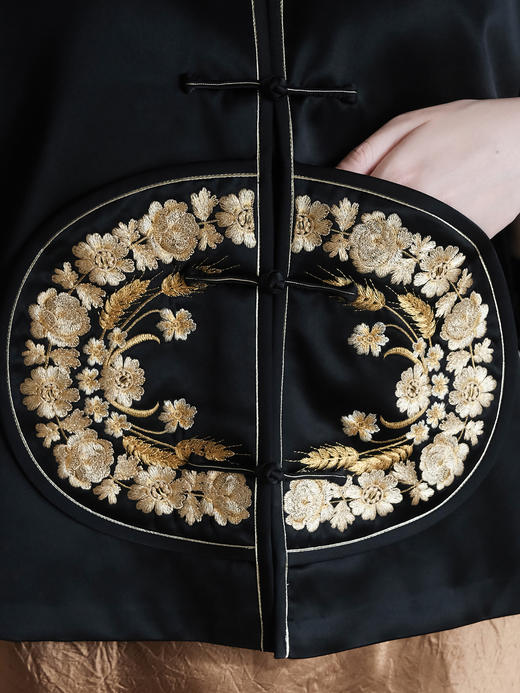 东方境X郭培| 玫瑰刺绣新中式棉袄-黑色 商品图3