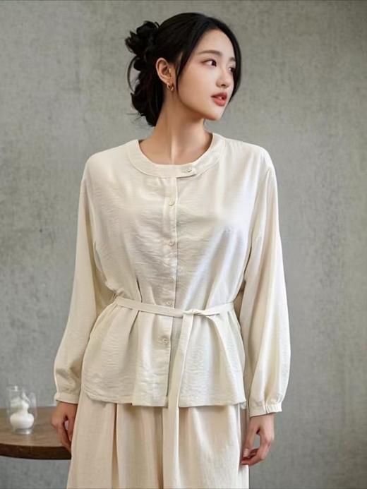 春季推荐2026→【自营】古泥/亦文7765压皱面料系带长袖小衫-喜出 商品图0