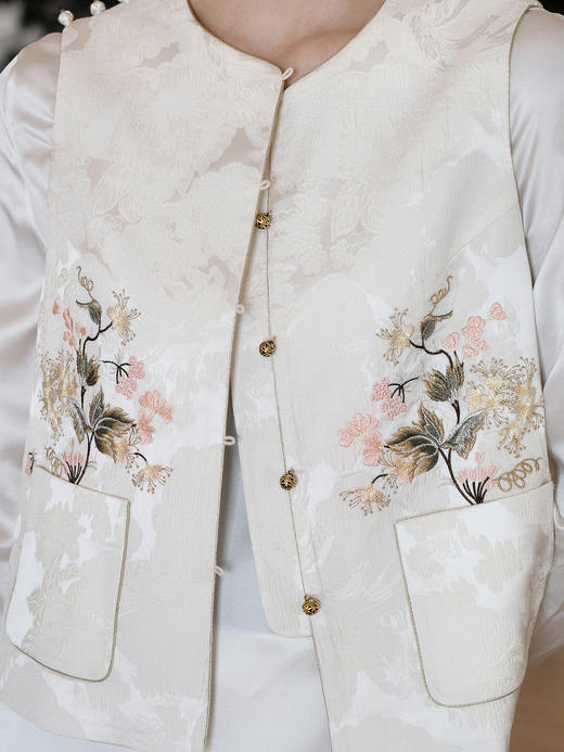 东方境X郭培| 提花拼丝绒刺绣棉马甲-白色 商品图6