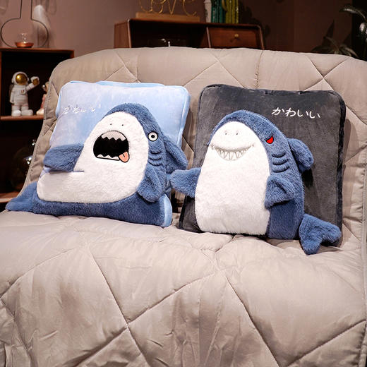 自然醒超柔水晶绒日式鲨鱼多功能抱枕被两用办公室午睡枕头毯子二合一车载汽车靠枕空调被QYL 商品图12