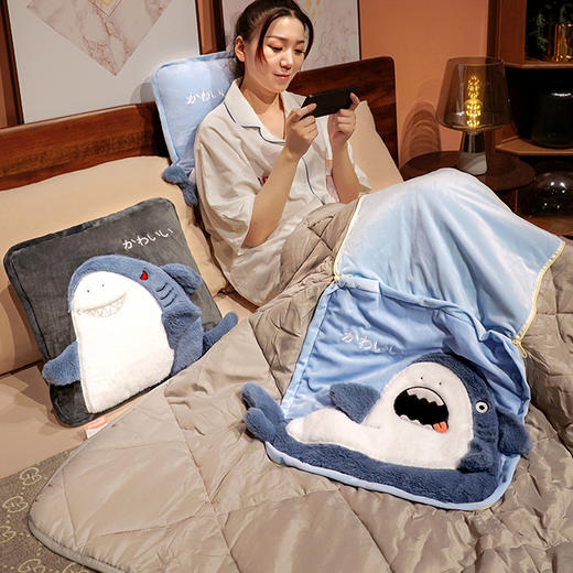 自然醒超柔水晶绒日式鲨鱼多功能抱枕被两用办公室午睡枕头毯子二合一车载汽车靠枕空调被QYL 商品图11