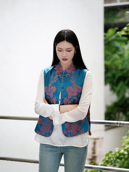 盛唐婧 | 轻奢新中式老缎提花对花对襟马甲-蓝色 商品图0