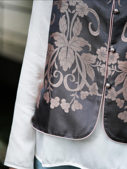 盛唐婧 | 轻奢新中式老缎提花对花对襟马甲-紫色 商品图3