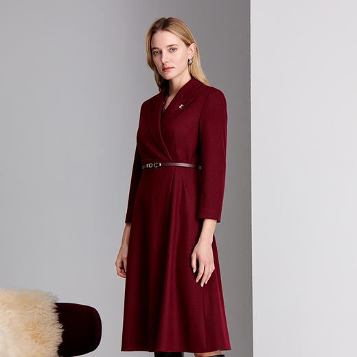 EITIE爱特爱时尚精致品牌镶钻logo胸针点缀搭配皮质腰带A摆优雅高级感连衣裙8407115 商品图2