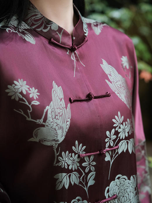 盛唐婧 | 轻奢新中式老缎提花对花对襟外套-牵牛紫 商品图1