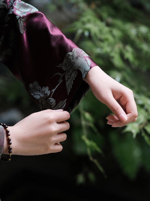盛唐婧 | 轻奢新中式老缎提花对花对襟外套-牵牛紫 商品图3