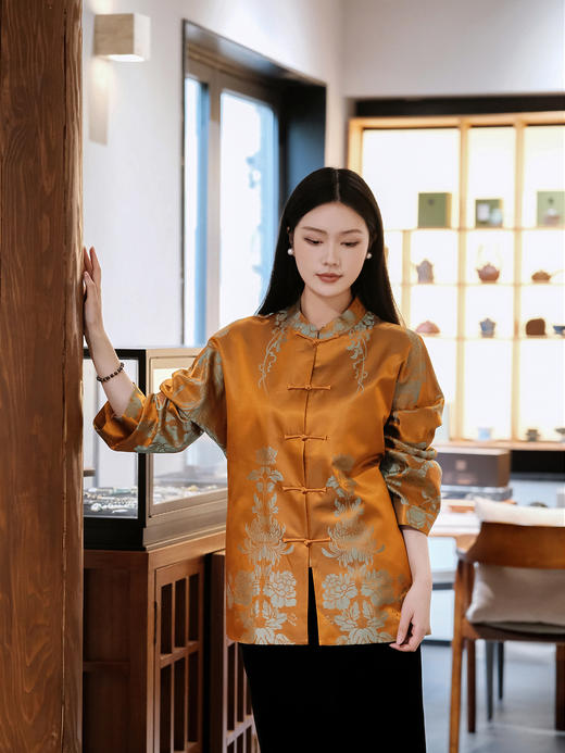 盛唐婧 | 轻奢新中式老缎提花对花对襟外套-秋橙色 商品图1