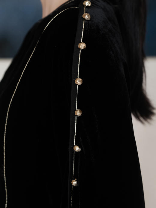 盛唐婧| 重磅真丝绒落肩轻奢设计款上衣 商品图5