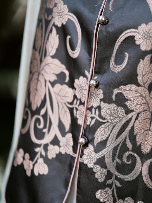 盛唐婧 | 轻奢新中式老缎提花对花对襟马甲-紫色 商品图2