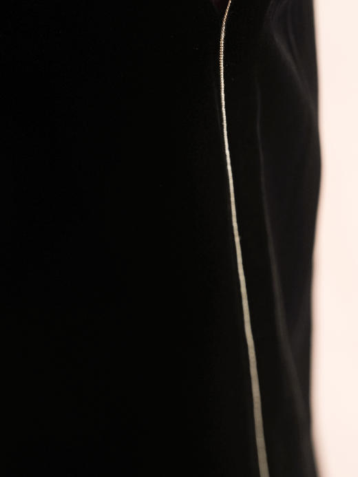 盛唐婧| 重磅真丝绒落肩轻奢设计款上衣 商品图7