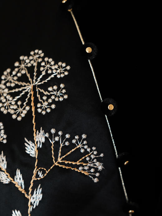 盛唐婧| 重磅醋酸拼丝绒轻奢刺绣外套 商品图3