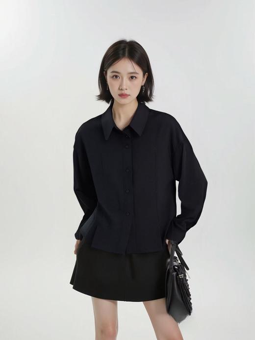 春季推荐2026→【自营】古泥7779 短款小开叉黑色衬衫-喜出 商品图1