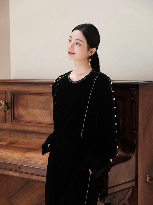 盛唐婧| 重磅真丝绒落肩轻奢设计款上衣 商品图1