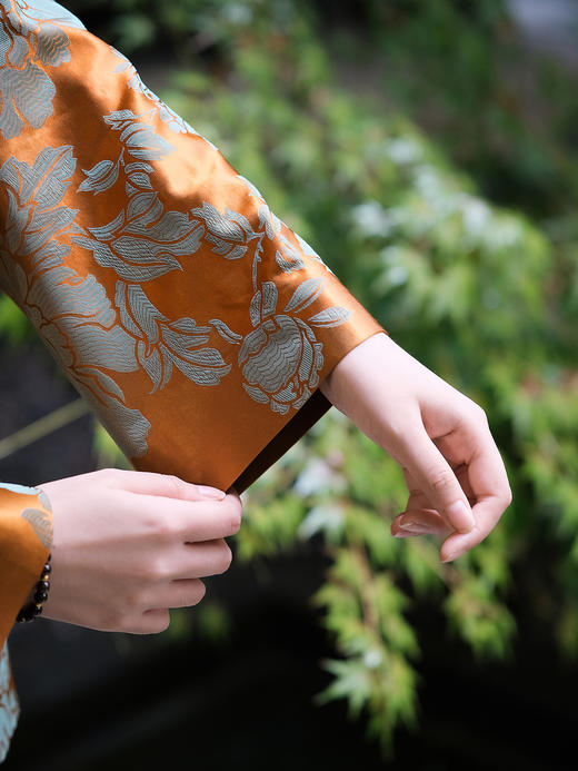 盛唐婧 | 轻奢新中式老缎提花对花对襟外套-秋橙色 商品图4