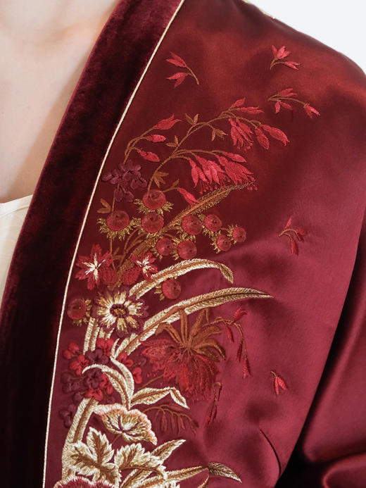 东方境X郭培| 花束刺绣拼丝绒长外套-红色 商品图3