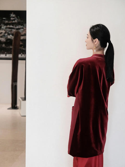 东方境X郭培| 花束刺绣拼丝绒长外套-红色 商品图8