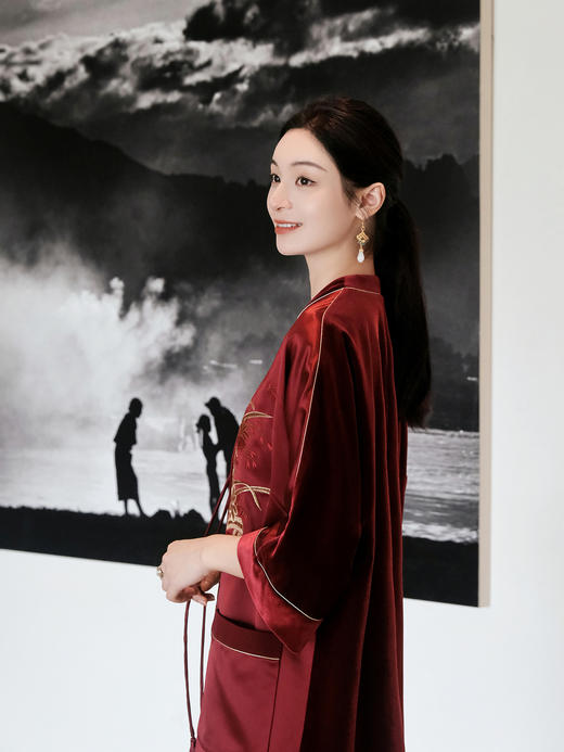 东方境X郭培| 花束刺绣拼丝绒长外套-红色 商品图7