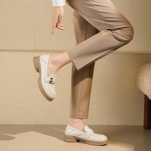 西村名物2025年秋季新款秀气掐腰粗跟百搭乐福鞋舒适深口女单T25CM31721 商品图4