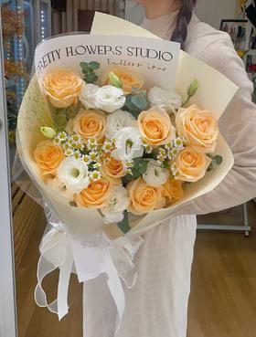 【当日达】顺丰免邮◆香槟玫瑰 白桔梗 洋甘菊 喷泉草 尤加利叶 中型手捧花  真诚恬静