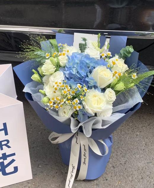 【当日达】顺丰免邮◆绣球 洋甘菊 白玫瑰 白桔梗 喷泉草 尤加利叶 纯洁高雅手捧花 商品图0
