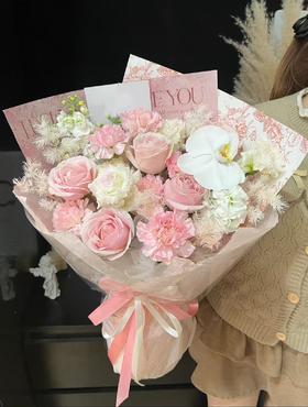【当日达】顺丰免邮◆粉红雪山 紫罗兰 粉色康乃馨 洋桔梗 永生蓬莱松 蝴蝶兰 中型手捧花 少女心不知