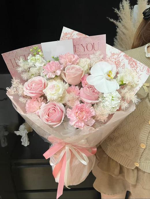 【当日达】顺丰免邮◆粉红雪山 紫罗兰 粉色康乃馨 洋桔梗 永生蓬莱松 蝴蝶兰 中型手捧花 少女心不知 商品图0