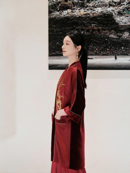 东方境X郭培| 花束刺绣拼丝绒长外套-红色 商品图9