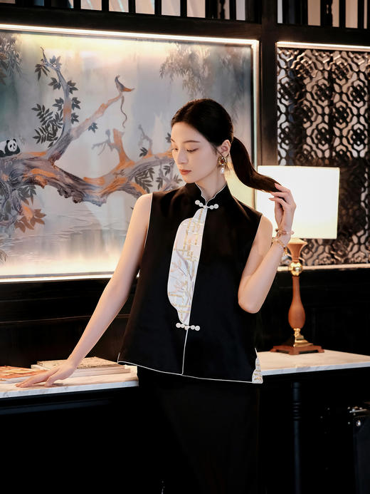 盛唐牡丹大师系列-卢梅红 | 墨轩丝毛手绣偏襟马甲-黑色 商品图6