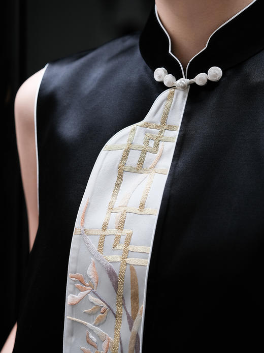 盛唐牡丹大师系列-卢梅红 | 墨轩丝毛手绣偏襟马甲-黑色 商品图3