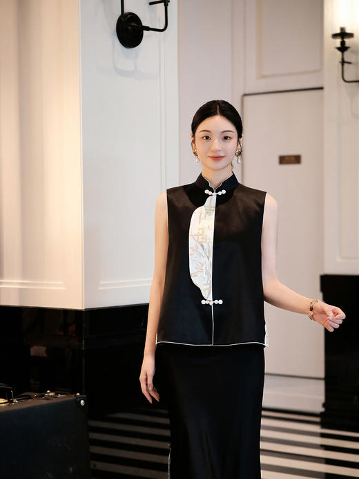 盛唐牡丹大师系列-卢梅红 | 墨轩丝毛手绣偏襟马甲-黑色 商品图5