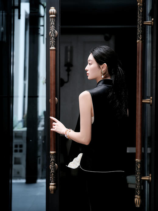 盛唐牡丹大师系列-卢梅红 | 墨轩丝毛手绣偏襟马甲-黑色 商品图9